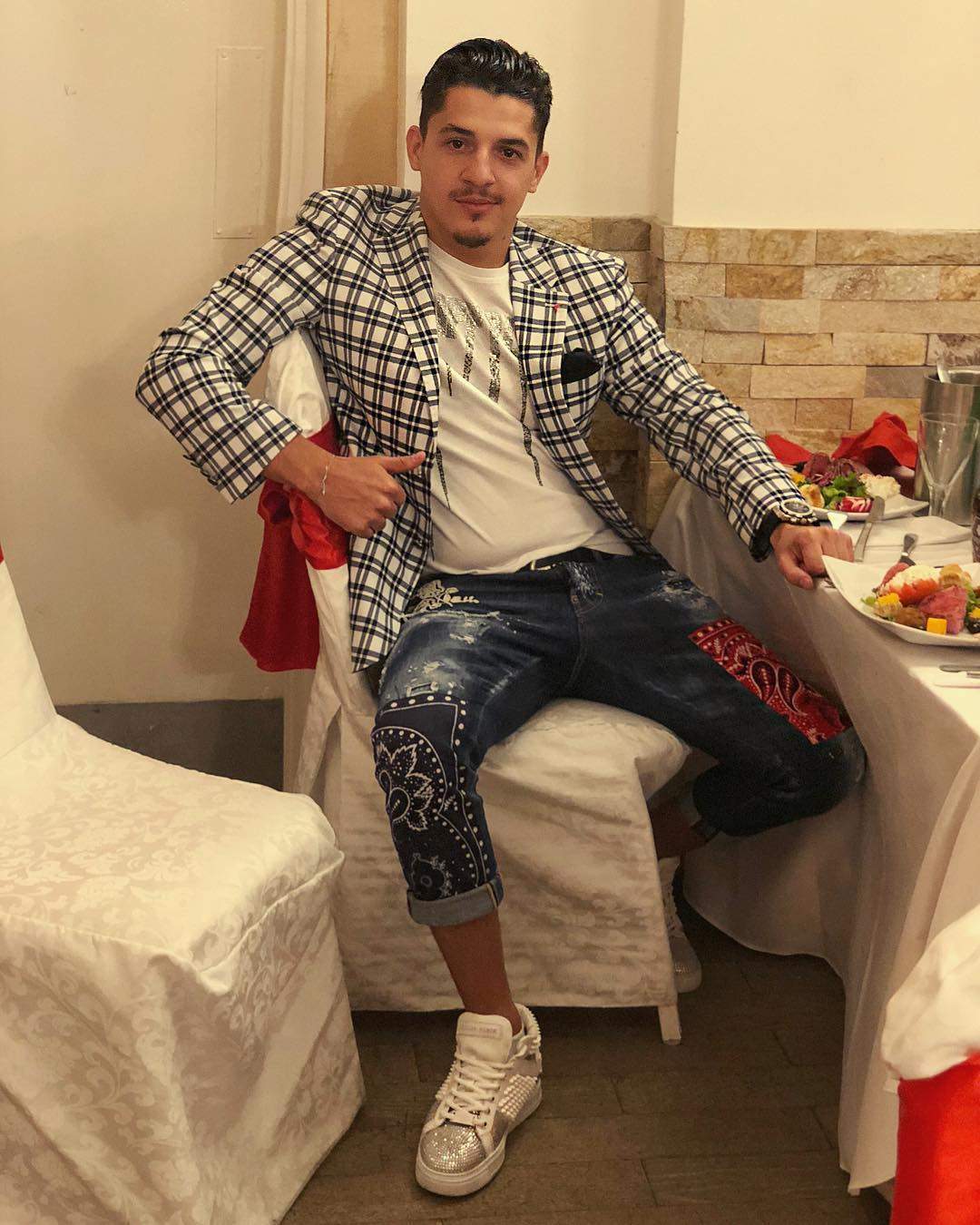 Cine sunt și cum arată părinții lui Bogdan de la Ploiești. Celebrul manelist i-a scos la un restaurant pe malul Mării / FOTO