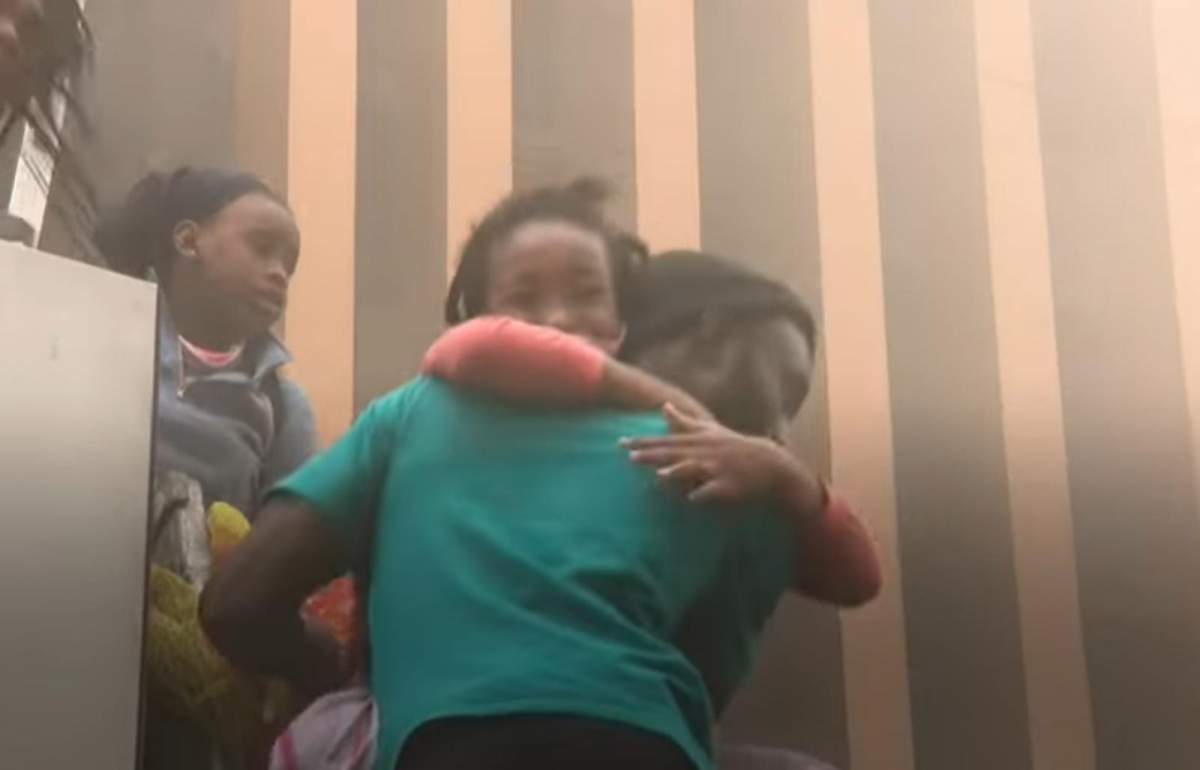 Gestul șocant al unei mame din Africa de Sud. Și-a aruncat copilul de pe o clădire în flăcări pentru a îl salva