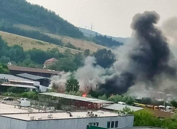 Incendiu puternic la un depozit de materiale din Reşiţa. Care ar fi fost cauza izbucnirii focului / FOTO