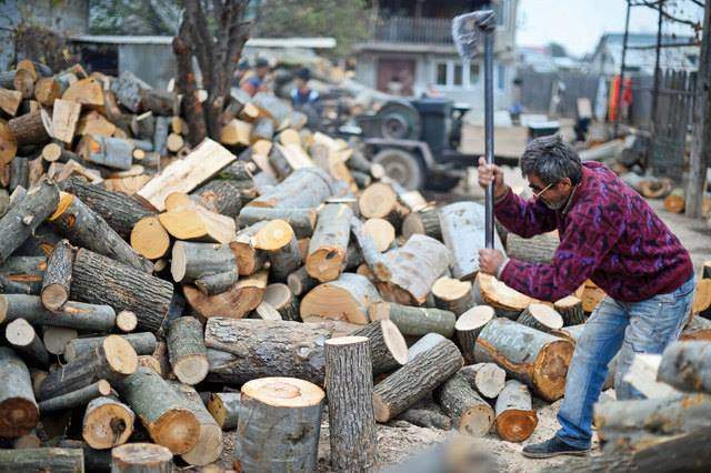 Caz cutremurător la Vaslui. Un copil a luat foc în timp ce încerca să aprindă o sobă cu benzină