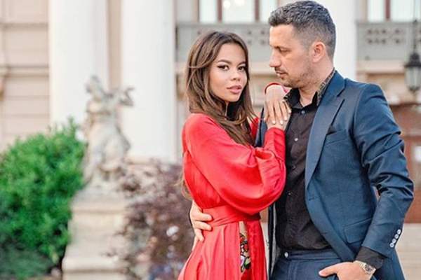 Flick, surpriză uriașă pentru Denisa Hodișan. Versurile dedicate ei au apărut proiectate în centrul Bucureștiului / FOTO