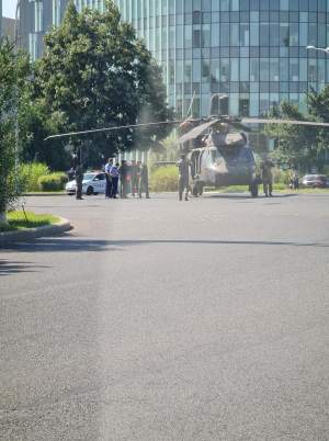 Un elicopter militar a aterizat forțat în Piața Charles de Gaulle din București. A dărâmat doi stâlpi de iluminat public / VIDEO