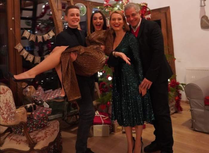 Andreea Esca alături de copiii și soțul ei, îmbrăcați elegant și zâmbitori