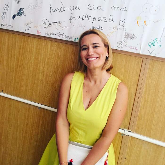 Andreea Esca, în rochie galbenă, zâmbitoare