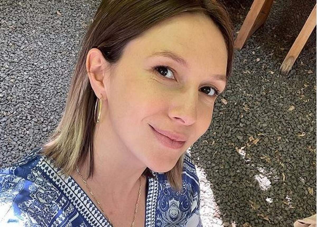 Adela Popescu într-un selfie. Vedeta zâmbește slab și poartă o bluză albastră cu model alb.
