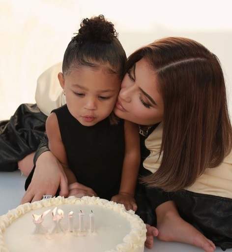 Fiica în vârstă de trei ani a lui Kylie Jenner o să aibă propriul său brand. Micuța Stormi îi calcă pe urme mamei sale