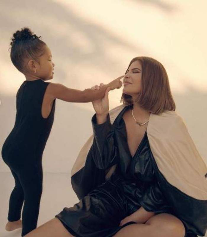 Fiica în vârstă de trei ani a lui Kylie Jenner o să aibă propriul său brand. Micuța Stormi îi calcă pe urme mamei sale