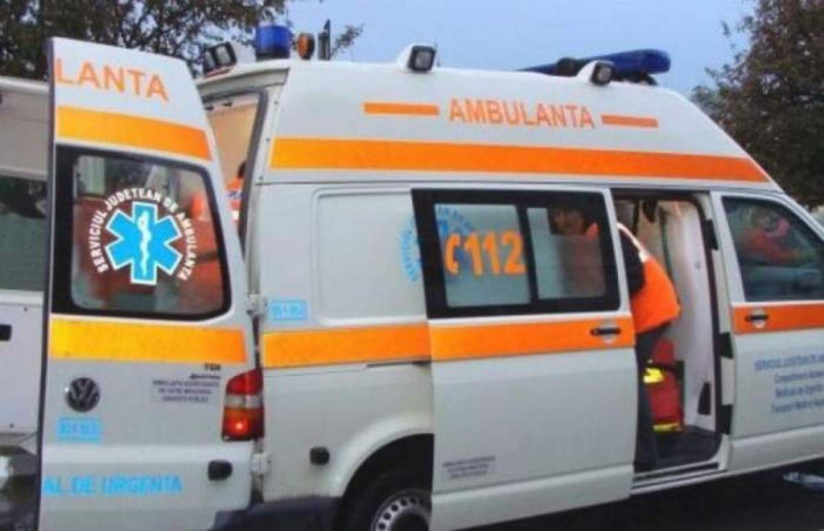 Doi polițiști, transportați de urgență la spital în urma unui accident rutier. O femeia a intrat cu mașina în autospeciala în care se aflau