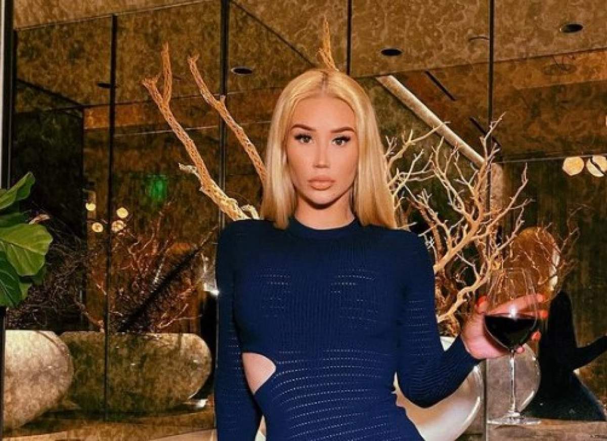 Iggy Azalea cu un pahar de vin în mână