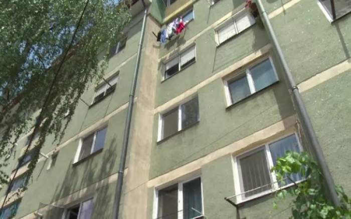 Un băiețel de nici 3 ani a căzut în gol de la fereastra apartamentului, în Suceava. Copilul se afla în bucătărie, alături de părinți