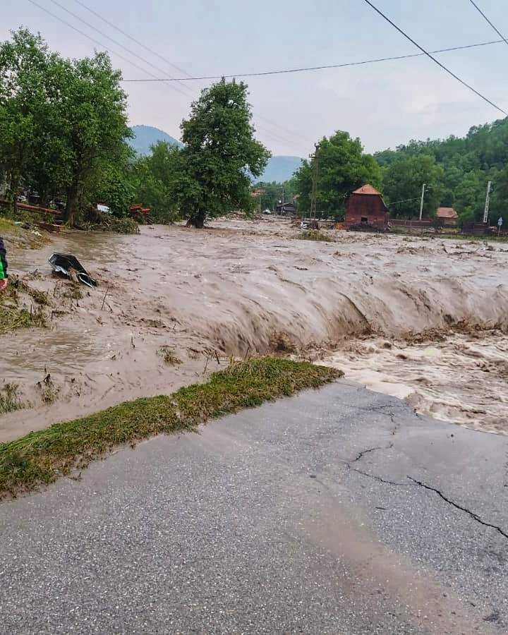 Un nou cod roșu de inundații. Ce județe sunt vizate de atenționarea hidrologilor