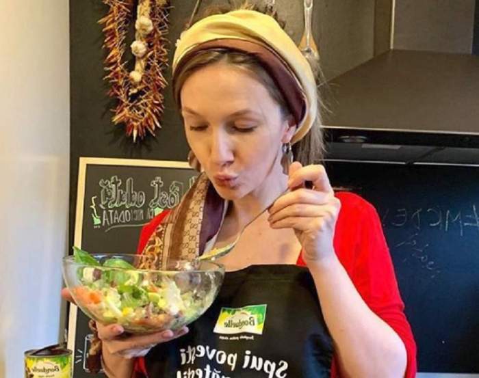 Adela Popescu cu un bol de salată în mână
