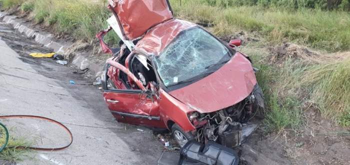 Accident grav în Giurgiu. O persoană a murit, iar alte trei au fost grav rănite. Mașina unei șoferițe de 21 de ani a fost complet strivită / FOTO