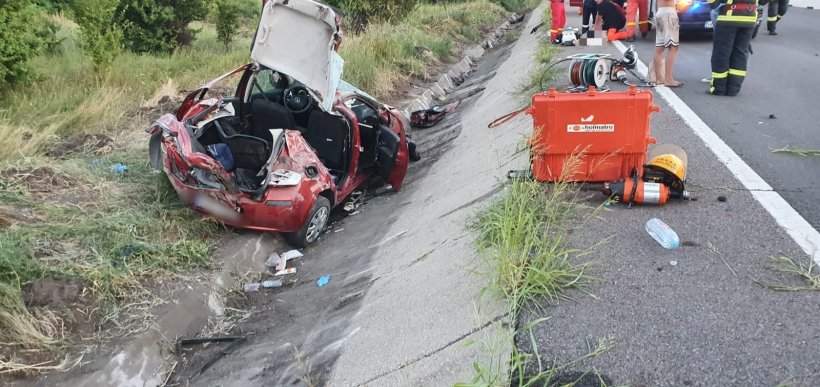 Accident grav în Giurgiu. O persoană a murit, iar alte trei au fost grav rănite. Mașina unei șoferițe de 21 de ani a fost complet strivită / FOTO