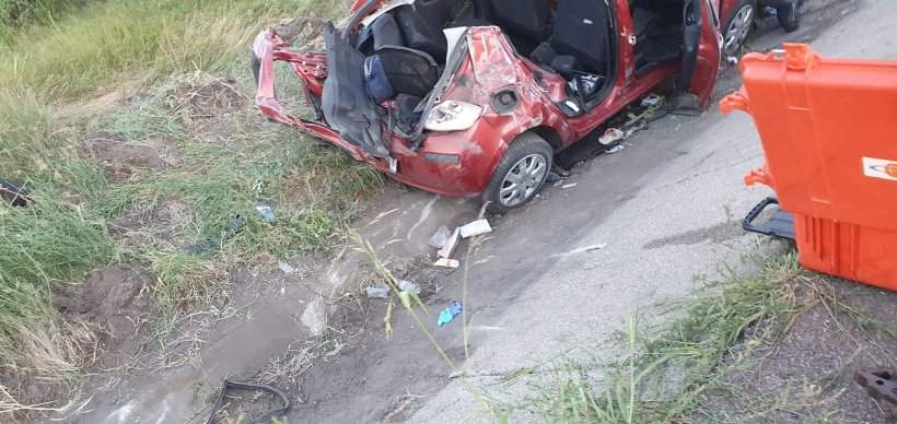 Accident grav în Giurgiu. O persoană a murit, iar alte trei au fost grav rănite. Mașina unei șoferițe de 21 de ani a fost complet strivită / FOTO