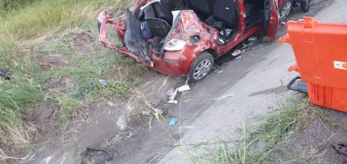 Accident grav în Giurgiu. O persoană a murit, iar alte trei au fost grav rănite. Mașina unei șoferițe de 21 de ani a fost complet strivită / FOTO