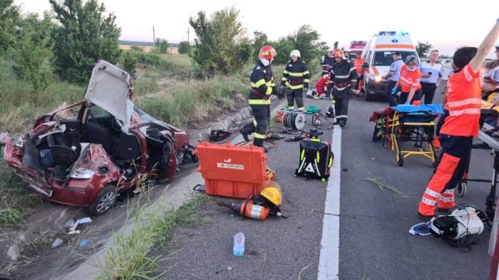 Accident grav în Giurgiu. O persoană a murit, iar alte trei au fost grav rănite. Mașina unei șoferițe de 21 de ani a fost complet strivită / FOTO