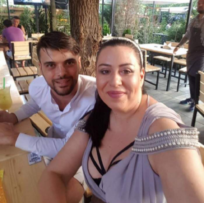 Oana Roman și Marius Elisei, selfie la terasă, zâmbitori