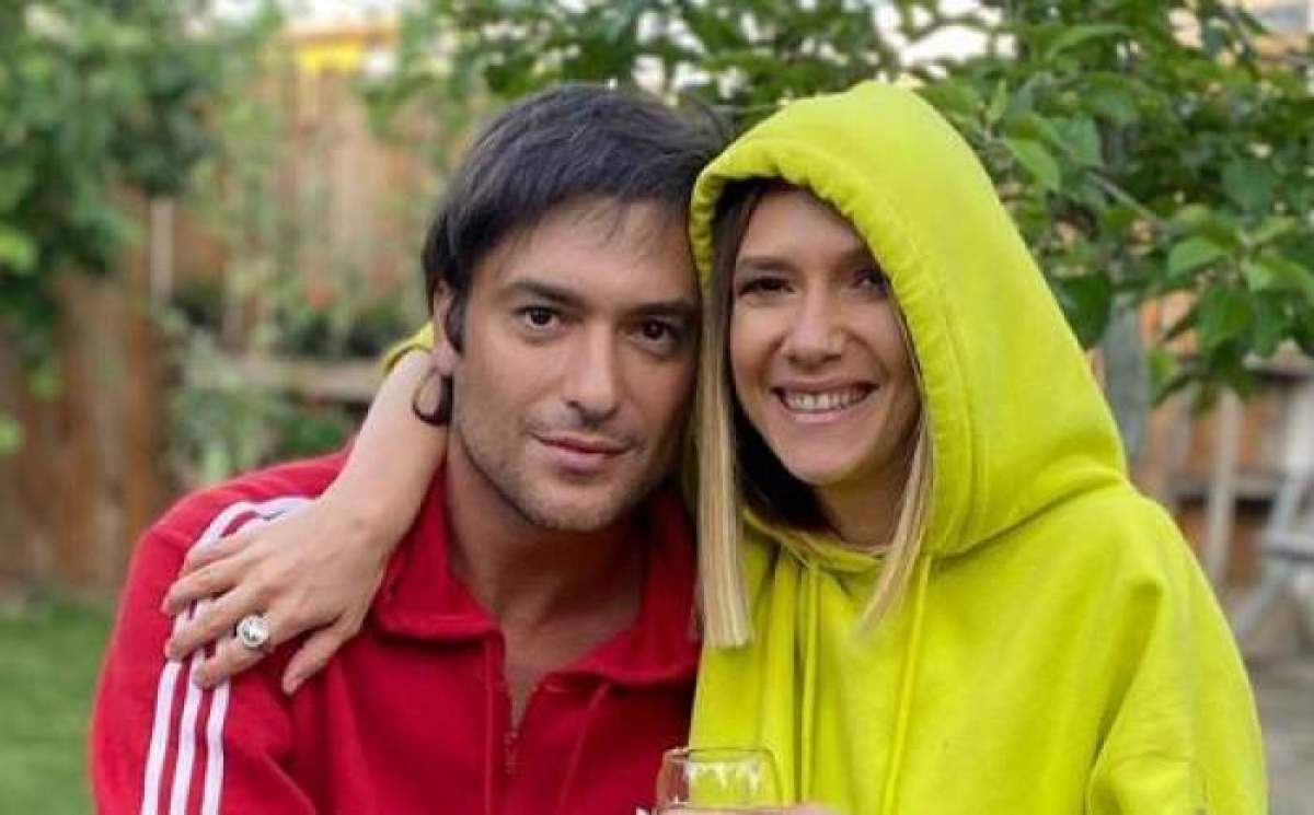 Adela Popescu și Radu Vâlcan, în ținute colorate, îmbrățișați și zâmbitori