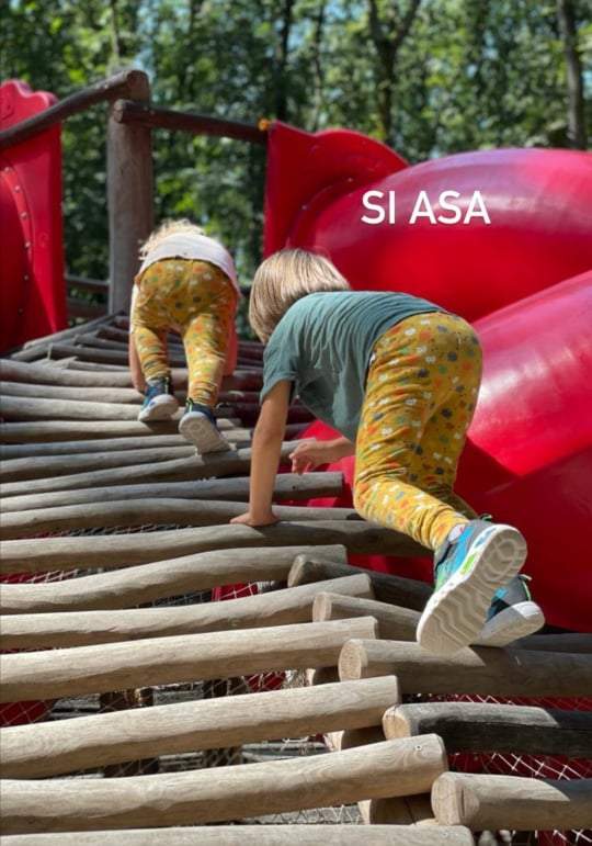 Andrei și Alexandru se joacă în parc