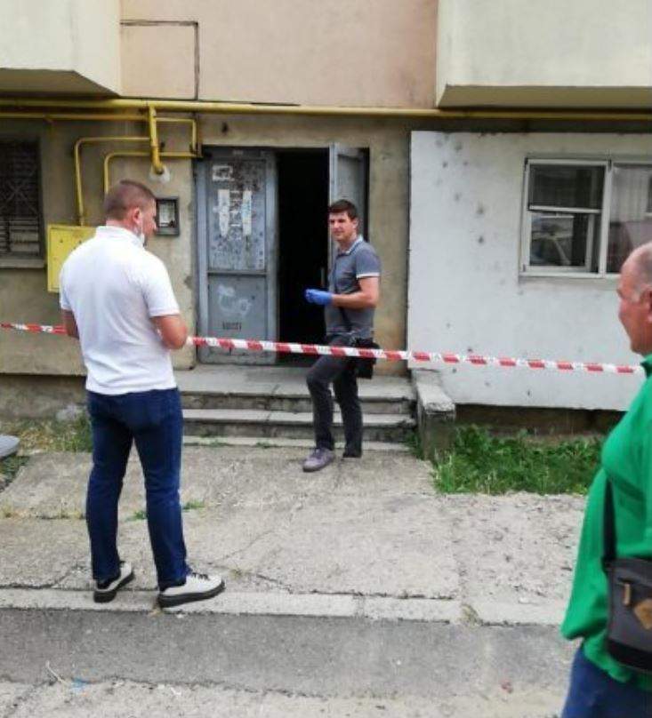 O mamă din Suceava și-a băgat fiica de 40 de ani într-un sac legat la gură și a abandonat-o în scara blocului / FOTO