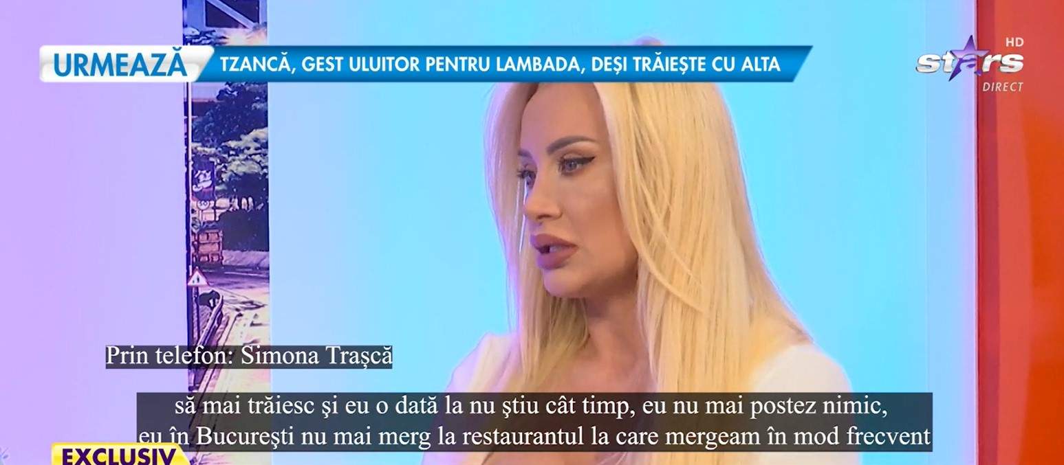 Bărbatul îi urmărește fiecare pas