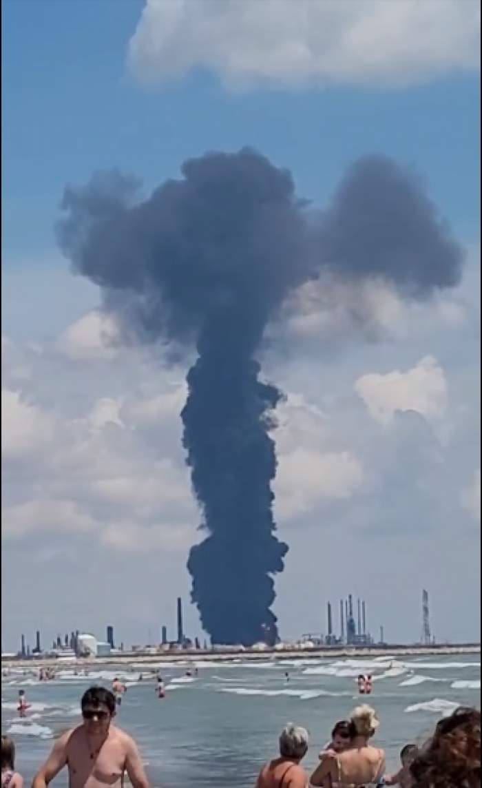 Explozie puternică la Petromidia Năvodari. Imaginile de coșmar surprinse la malul mării Negre / VIDEO