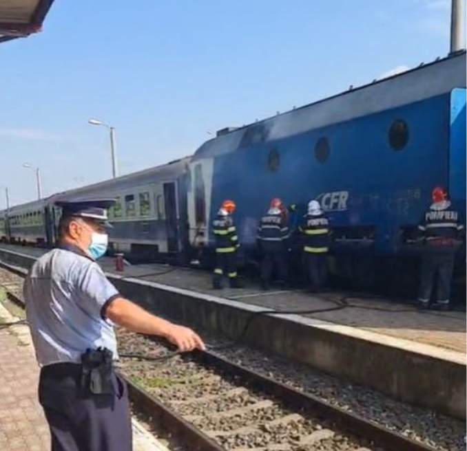 Alertă în gara de Sud din Târgoviște! O locomotivă a luat foc, la un tren de călători / FOTO