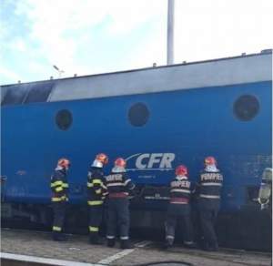 Alertă în gara de Sud din Târgoviște! O locomotivă a luat foc, la un tren de călători / FOTO