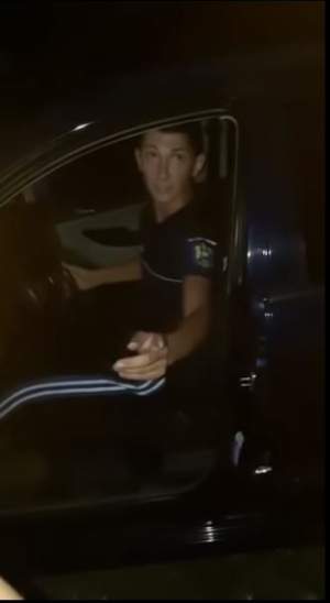 Un fals polițist din Timișoara, prins în timp ce legitima oameni pe stradă și le cerea telefoanele: „Domnu' Poliția Română” / VIDEO
