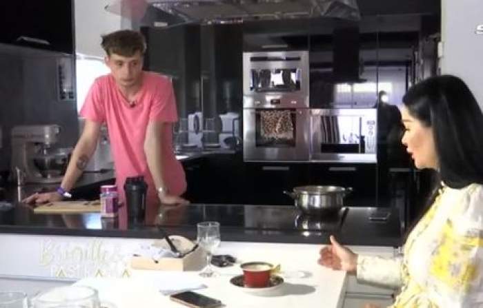 Robi și Brigiite Pastramă stau de vorbă în bucătărie