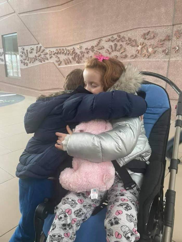O fetiță de doar opt ani a murit la câteva luni după ce s-a plâns de dureri în gât. "A luptat până la final"