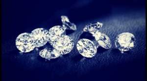 O româncă a furat diamante în valoare de peste 4 milioane de lire sterline, în Anglia. Ulterior, le-a înlocuit cu pietricele din grădină