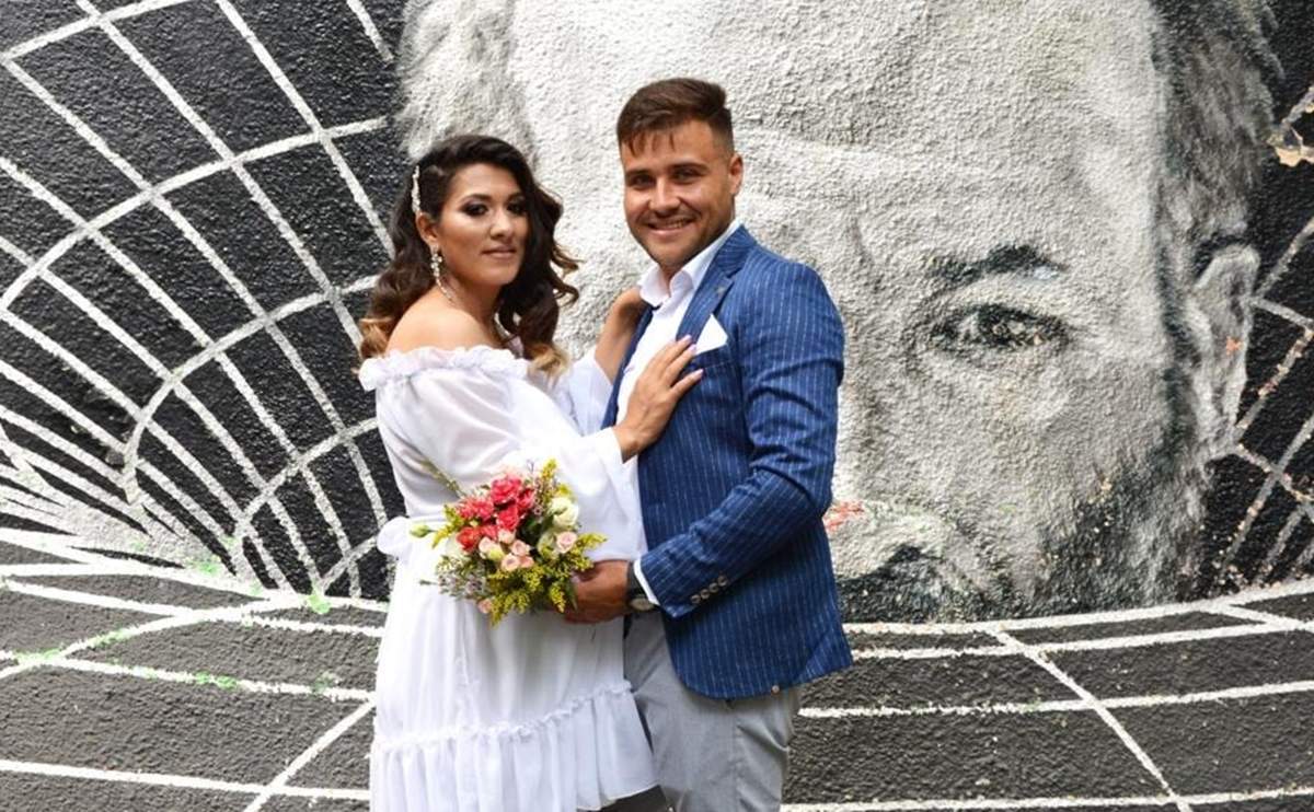 Natalia și Mihai Beuran, îmbrăcați de nuntă, îmbrățișați și zâmbitori