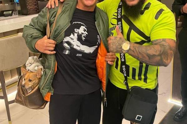 Jean-Claude Van Damme, la braț cu Dani Mocanu. Ce dedicație i-a făcut manelistul: "Las și mamă, las și casă, ca să-mi fac viața frumoasă" / VIDEO