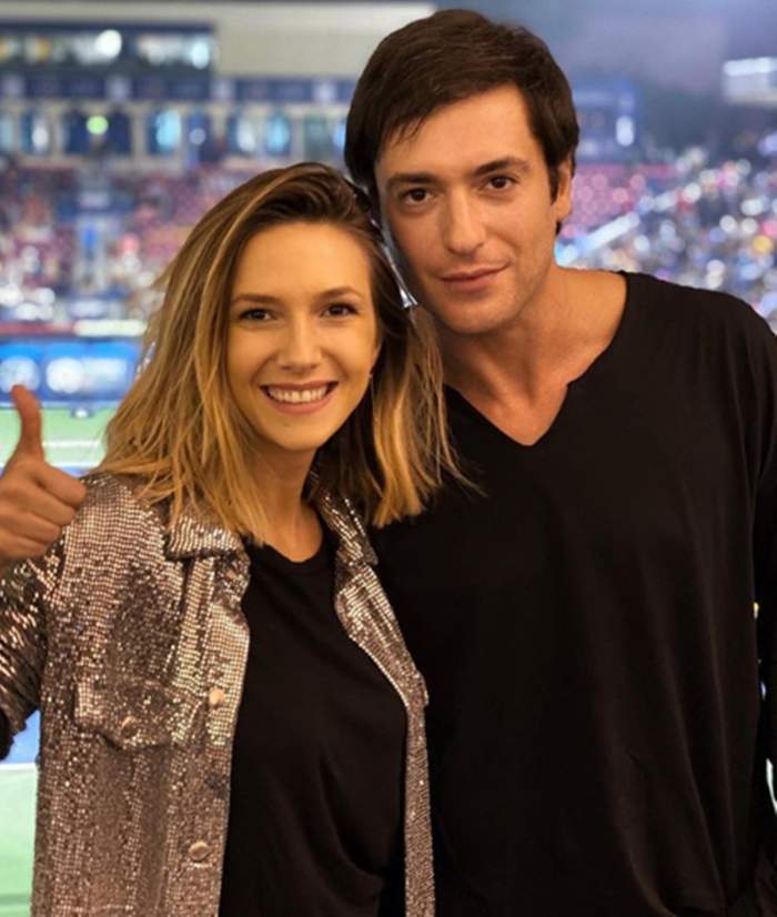 Adela Popescu și Radu Vîlcan, îmbrățișați și zâmitori
