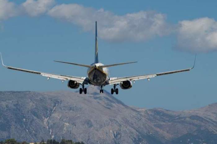 Un avion în zbor