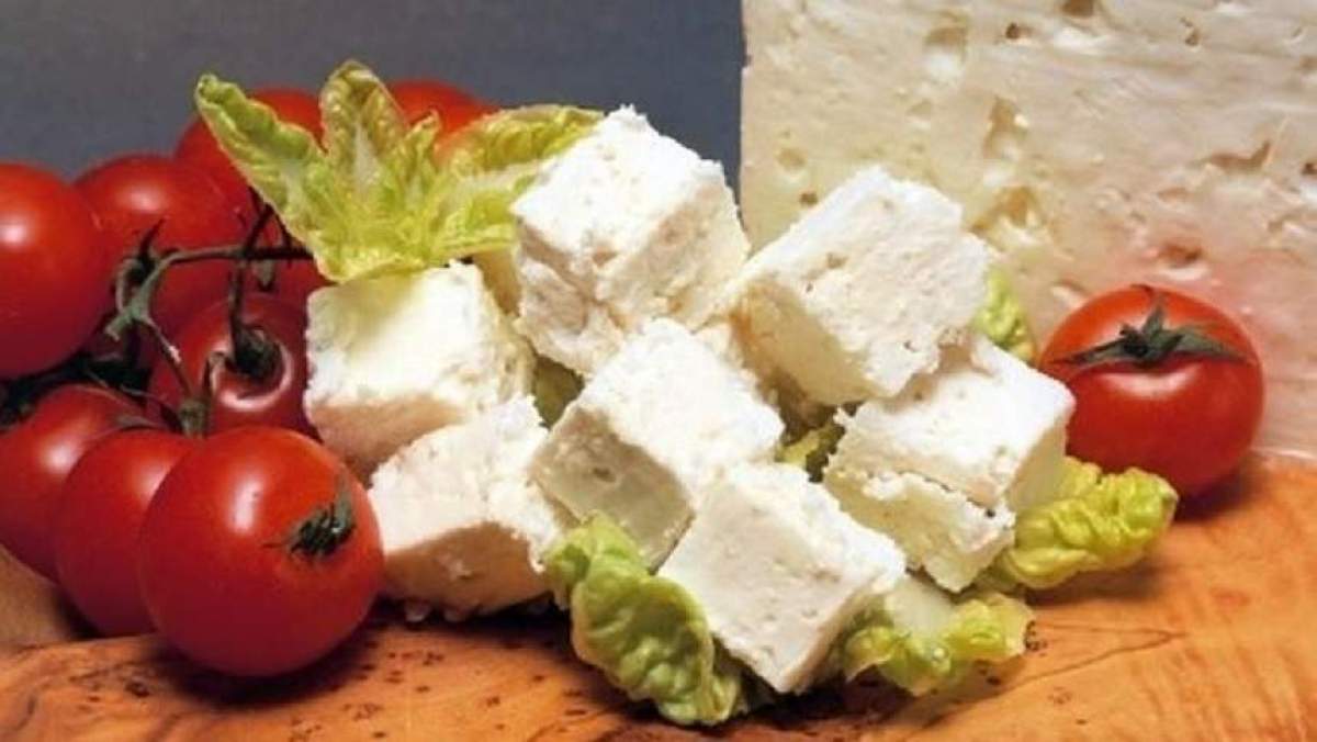 Bucăți de tofu și roșii