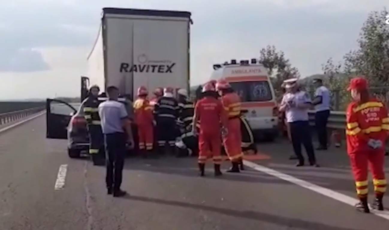 Accident grav pe autostrada A1, lângă Pitești. O femeie a murit, după ce mașina în care se afla a ajuns sub remorca unui TIR