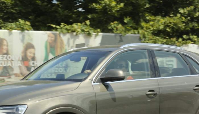 Imagini unice cu prima soție a lui Ștefan Bănică Junior! Camelia Constantinescu conduce mașina fiului său, Radu / PAPARAZZI
