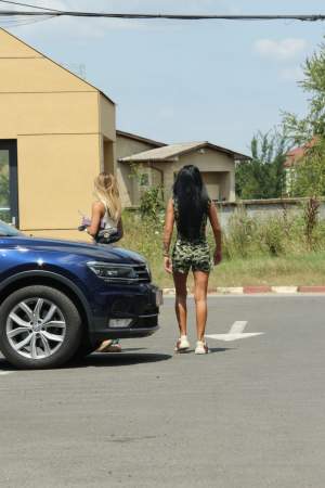 Prietenul la nevoie se cunoaște! Georgiana Constantin, șofer personal pentru Daniela Crudu în vacanță. Cum au fost surprinse cele două vedete / PAPARAZZI
