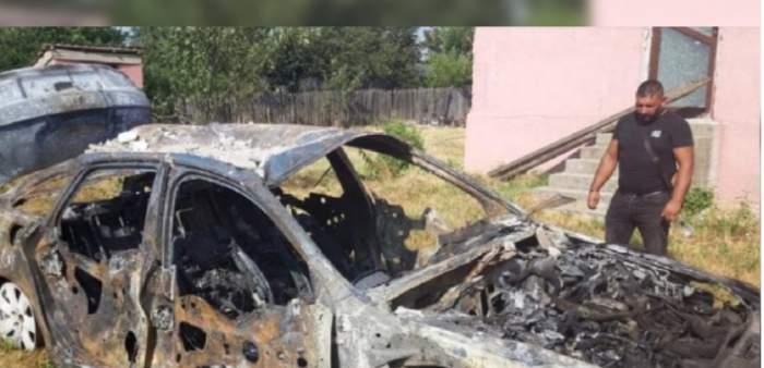 Un bărbat din Teleorman a incendiat o casă şi o maşină pentru că un vecin i-ar fi rupt lanțul de aur. Individul mai plănuiește acum o răzbunare / FOTO