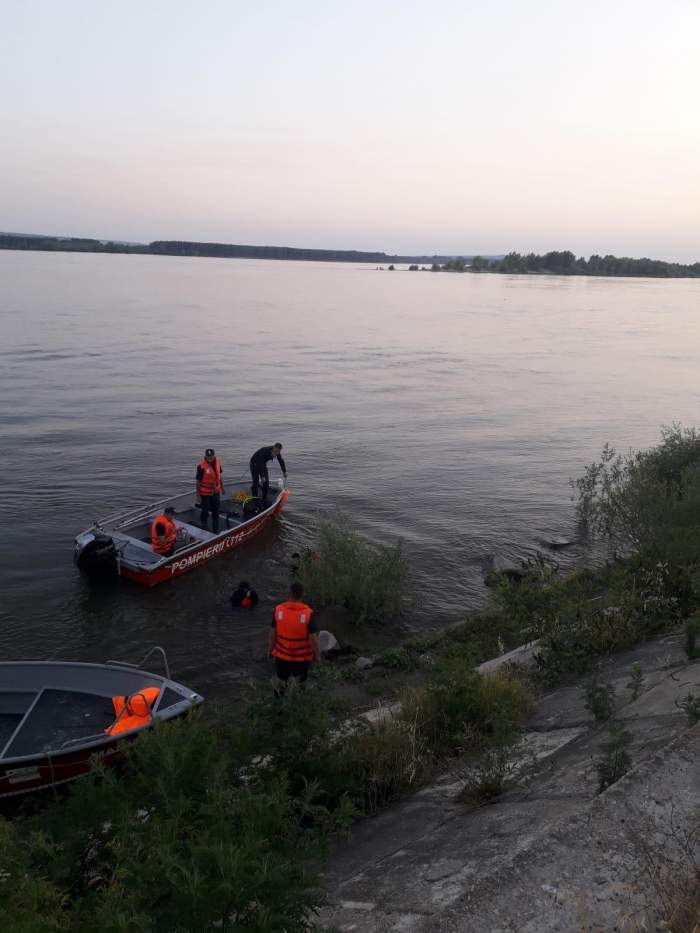 Accident naval, după ce o barcă în care se aflau nouă persoane s-a răsturnat în Dunăre. Un tânăr de 21 de ani este de negăsit / FOTO