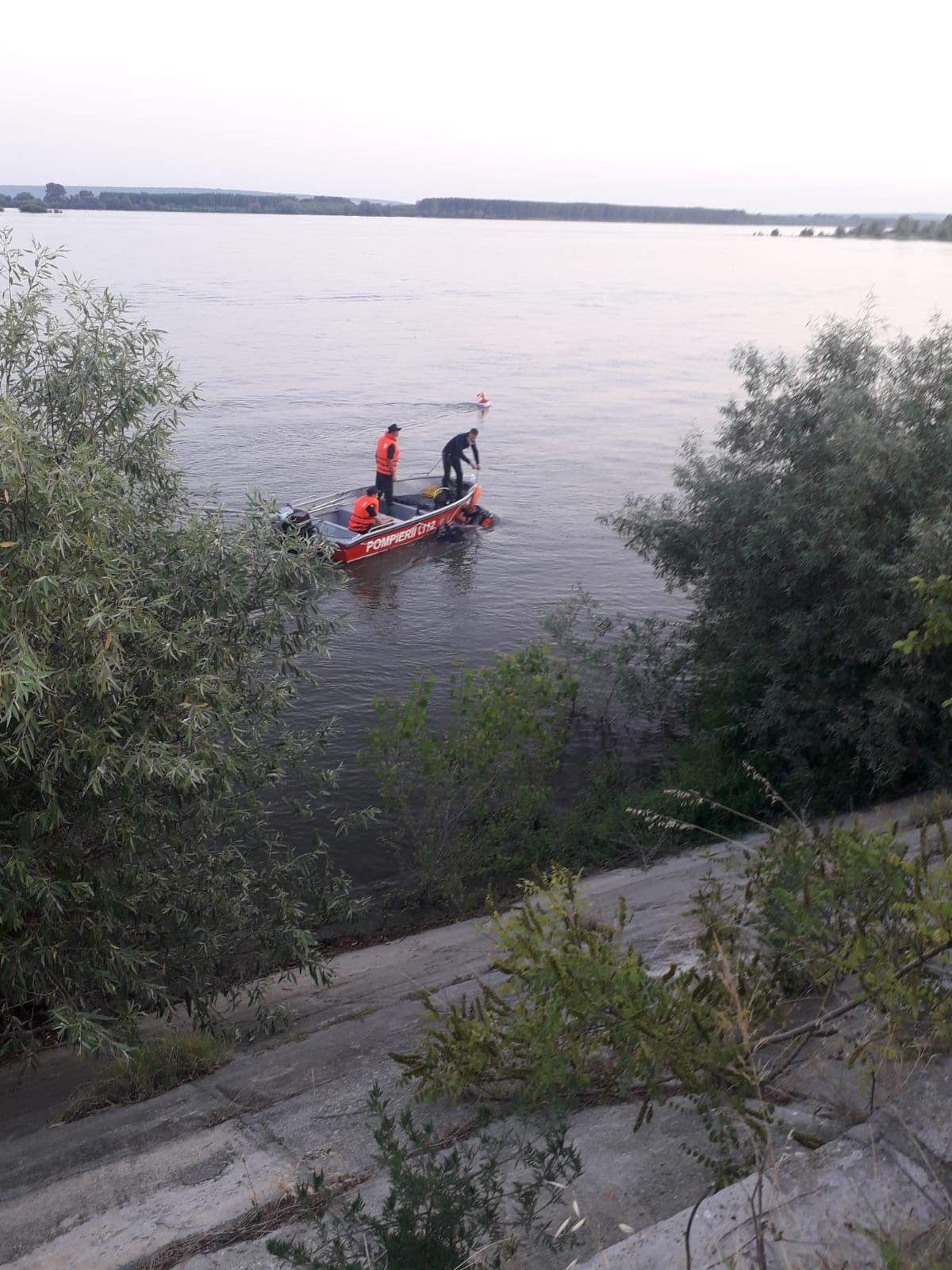 Accident naval, după ce o barcă în care se aflau nouă persoane s-a răsturnat în Dunăre. Un tânăr de 21 de ani este de negăsit / FOTO