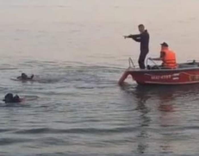 Accident naval, după ce o barcă în care se aflau nouă persoane s-a răsturnat în Dunăre. Un tânăr de 21 de ani este de negăsit / FOTO