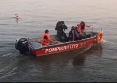 Accident naval, după ce o barcă în care se aflau nouă persoane s-a răsturnat în Dunăre. Un tânăr de 21 de ani este de negăsit / FOTO