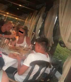 Laurenţiu Reghecampf, în vacanţă în Grecia cu domnişoara C şi cu prietenii. Imaginile care zguduie showbiz-ul. Cu cine se distrează antrenorul, când Anamaria Prodan este în Dubai. Exclusiv