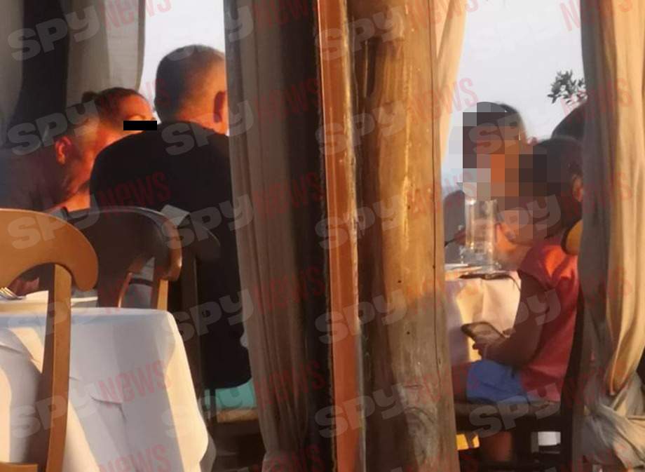 Laurenţiu Reghecampf, în vacanţă în Grecia cu domnişoara C şi cu prietenii. Imaginile care zguduie showbiz-ul. Cu cine se distrează antrenorul, când Anamaria Prodan este în Dubai. Exclusiv