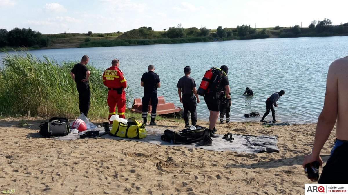 Scene de groază într-o familie din UK. O femeie în vârstă de 29 de ani a fost găsit fără suflare într-un lac, alături de fiul său