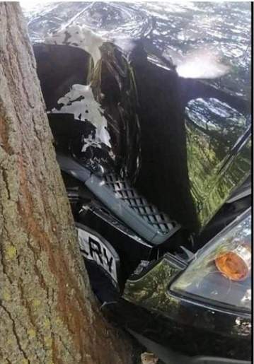 Un tânăr a intrat într-un copac cu o mașină furată, în Craiova. Proprietara își uitase cheile în autoturism / FOTO